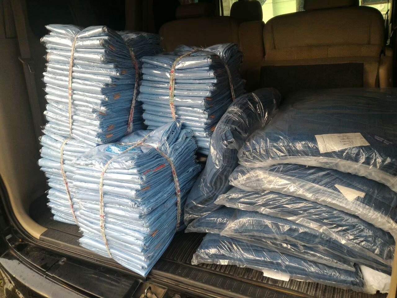Tim Feyra Linen di workshop produksi